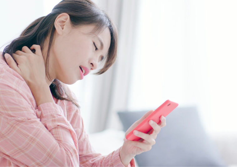 スマホ首・猫背が原因の首こりに悩むあなたへ｜整骨院の姿勢矯正でラクになる方法