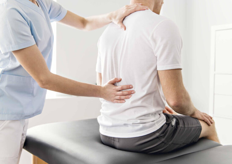 立ち上がる瞬間に腰が痛いのはなぜ？その原因と正しい対処法