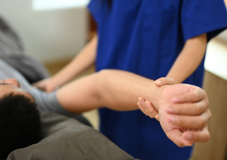 ”寝返りで肩が痛い”のは五十肩？その見分け方と対処法をお伝えします