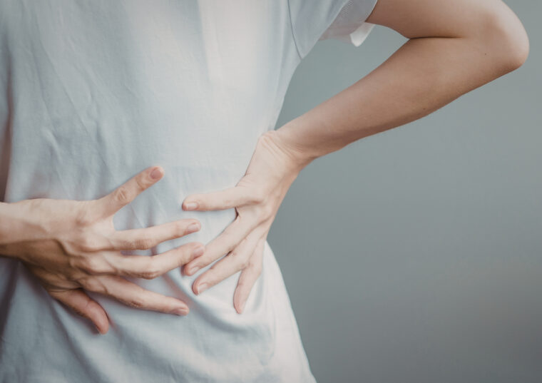 腰痛で立てない・歩けない…それ危険？病院へ行くべき症状を解説