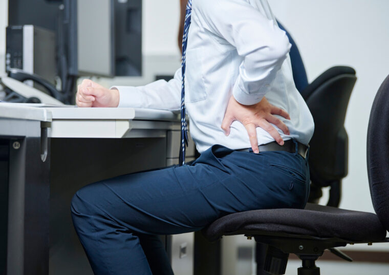 デスクワークで腰が痛い…座っているだけなのになぜ？原因と対処法を解説