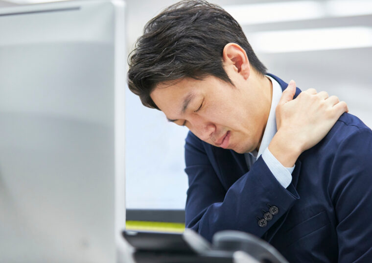 パソコン作業で首が痛いときにやってはいけないこと｜よくある勘違い5選